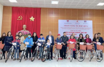 Hội DNT Quảng Ninh và Hội Ceo 1982 trao quà cho các hộ nghèo và các cháu học sinh mồ côi